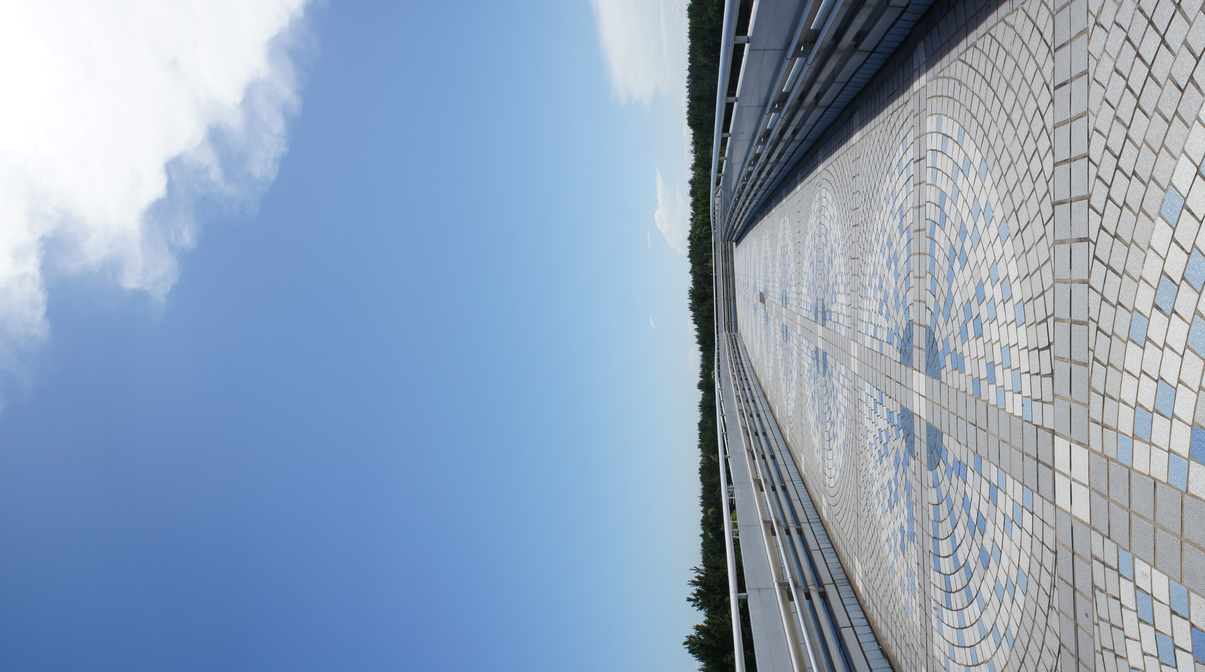 <b>上方向に撮影した「標準」のパノラマ画像<br>NEX-5 / E 18-55mm F3.5-5.6 OSS / 約3.3MB / 2,160×3,872 / 1/320秒 / F13 / 0EV / ISO200 / WB:オート</b>