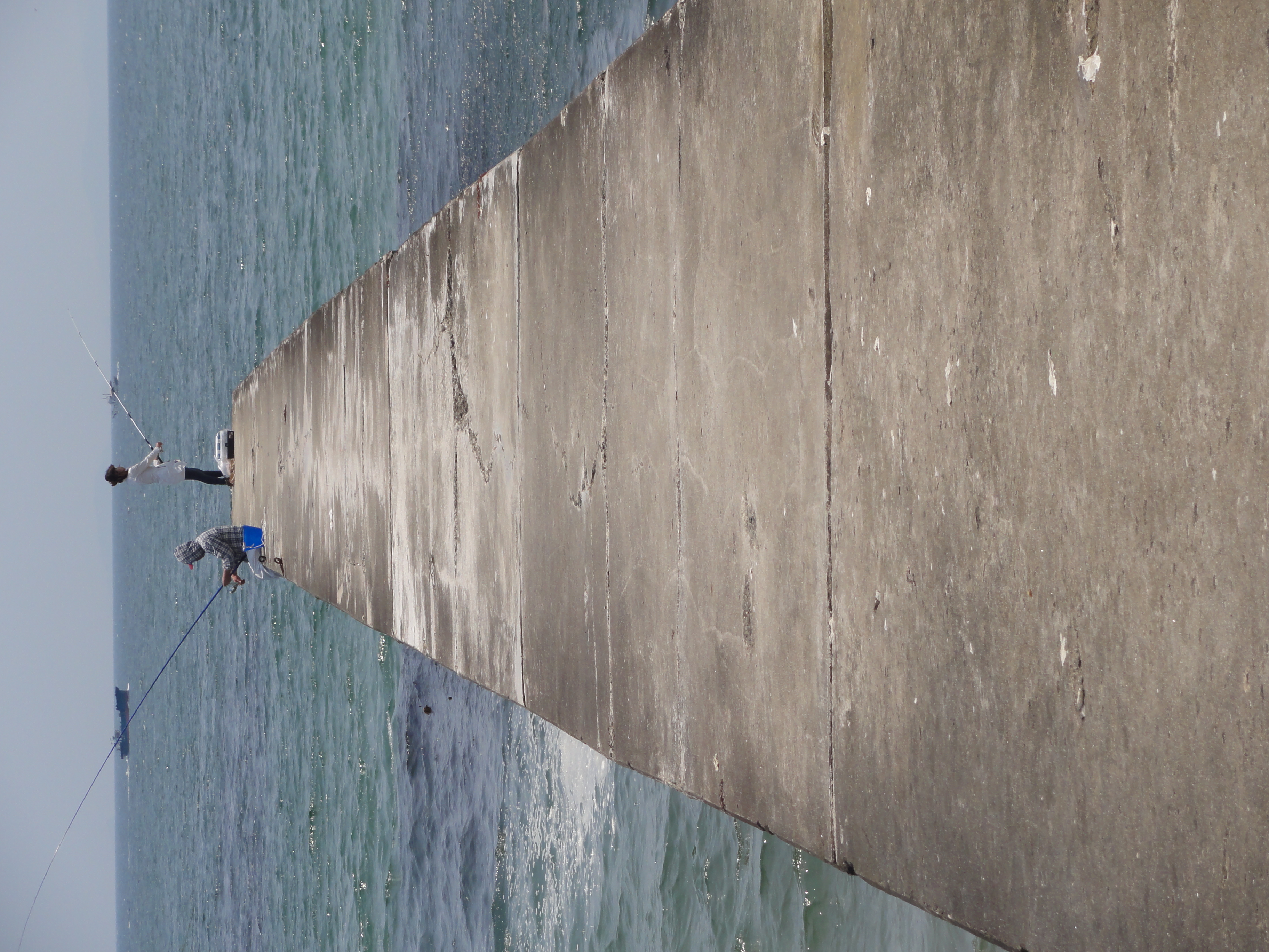 <b>同じ場所で堤防の釣り人をシンメトリーっぽく撮影<br>DSC-HX5V / 約4.0MB / 2,736×3,648 / 1/200秒 / F11 / 0EV / ISO125 / WB:オート / 21.8mm</b>