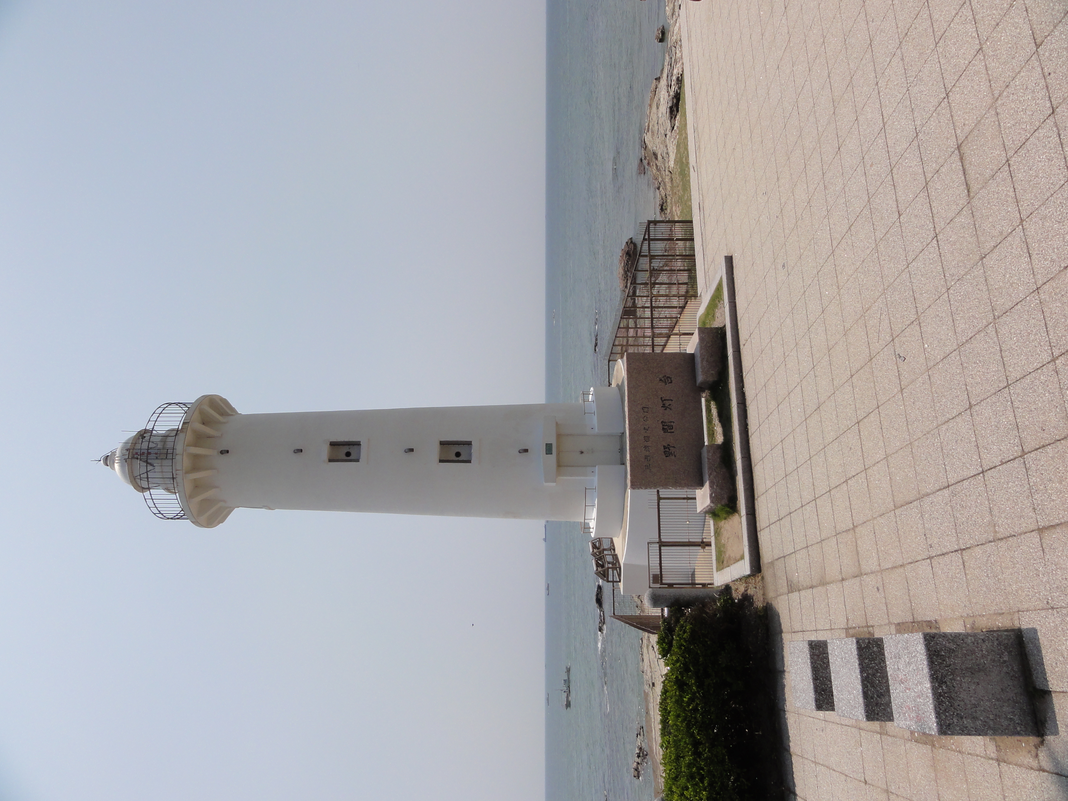 <b>等倍で見ると灯台の回りのフェンスに南京錠が見える<br>DSC-HX5V / 約3.9MB / 2,736×3,648 / 1/640秒 / F8 / 0EV / ISO125 / WB:オート / 4.2mm</b>