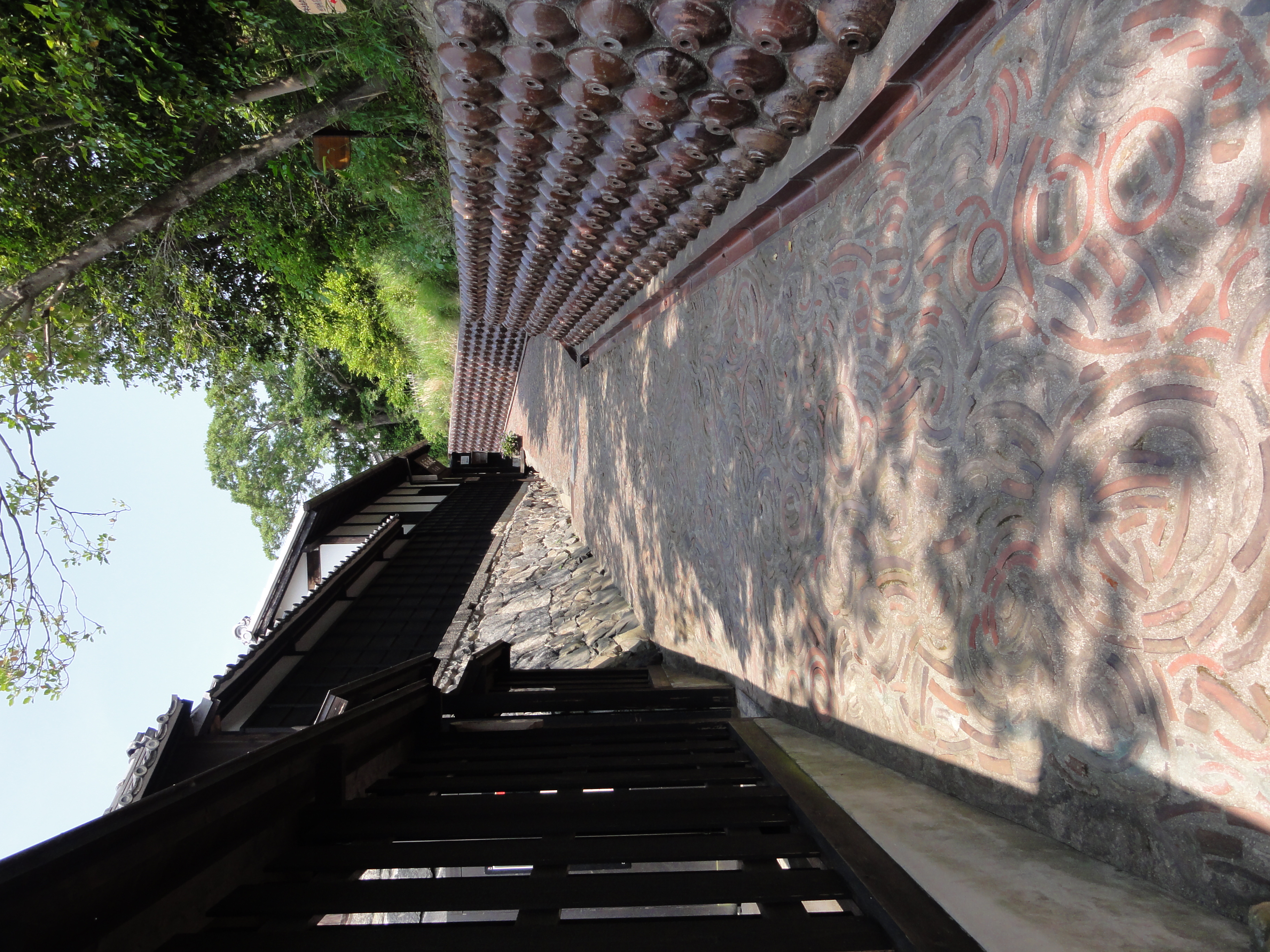 <b>「瀧田家」の前の路地<br>DSC-HX5V / 約4.2MB / 2,736×3,648 / 1/500秒 / F3.5 / -0.3EV / ISO125 / WB:オート / 4.2mm</b>