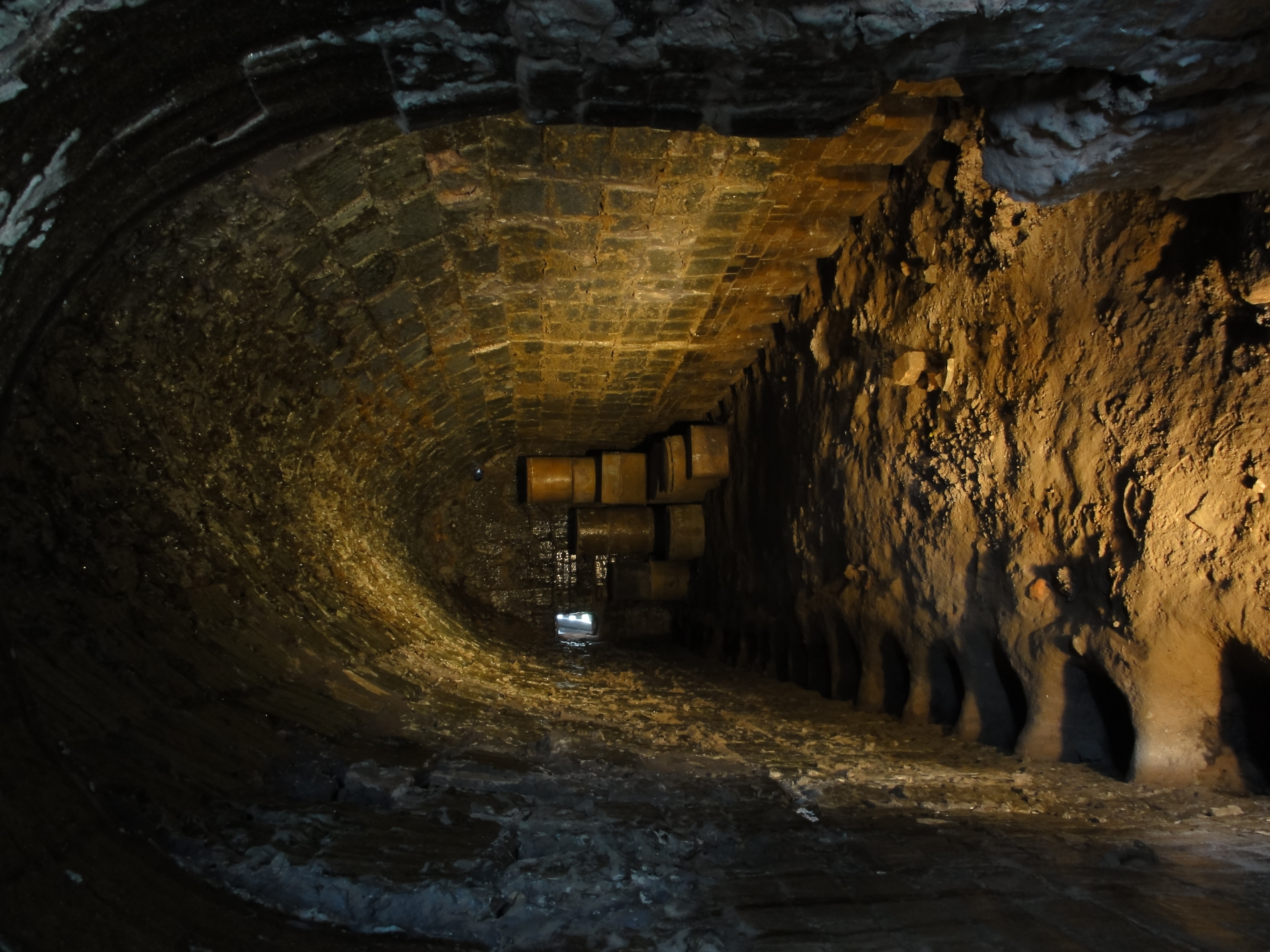 <b>手持ち夜景で撮影<br>DSC-HX5V / 約3.7MB / 2,736×3,648 / 1/8秒 / F3.5 / -1EV / ISO500 / WB:オート / 4.2mm</b>