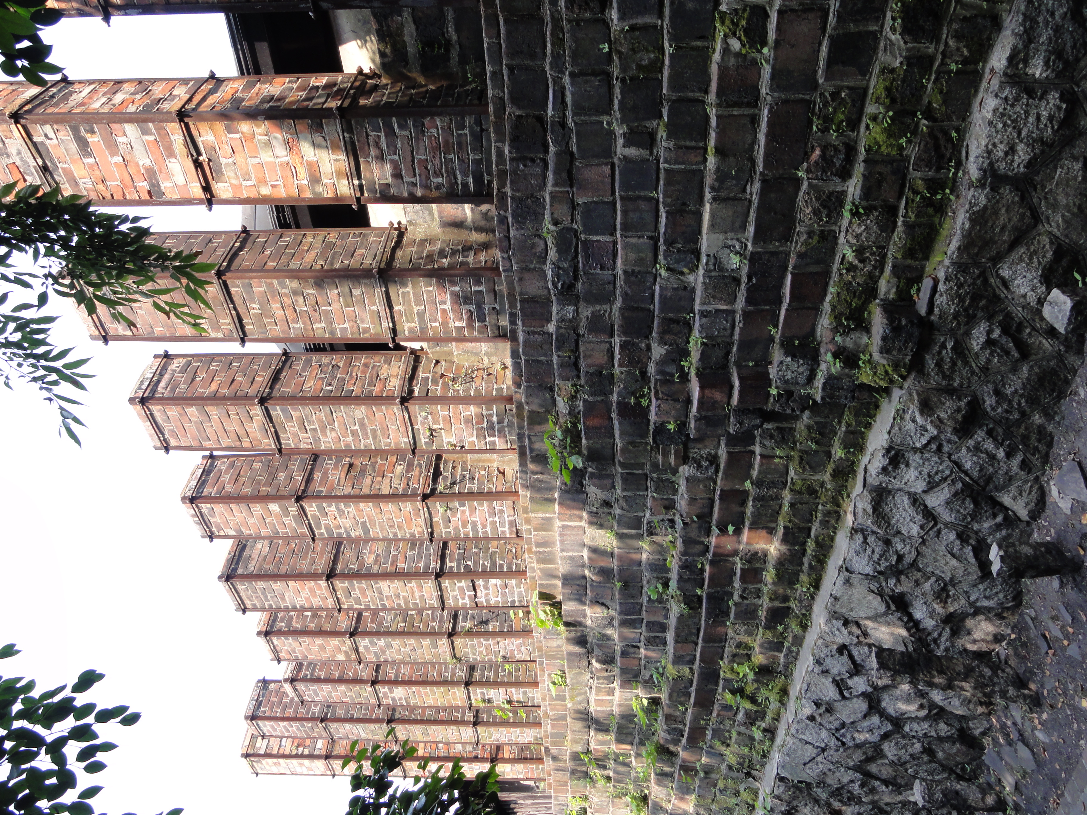 <b>登窯。10本の煙突が並ぶ窯は日本でここだけ…らしい。プログラムオートで撮影<br>DSC-HX5V / 約4.2MB / 2,736×3,648 / 1/250秒 / F3.5 / -0.3EV / ISO125 / WB:オート / 4.2mm</b>