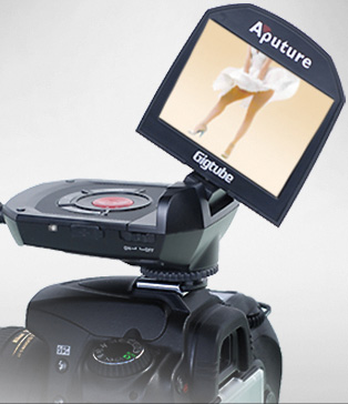 <b>ホットシューに装着したところ</b>