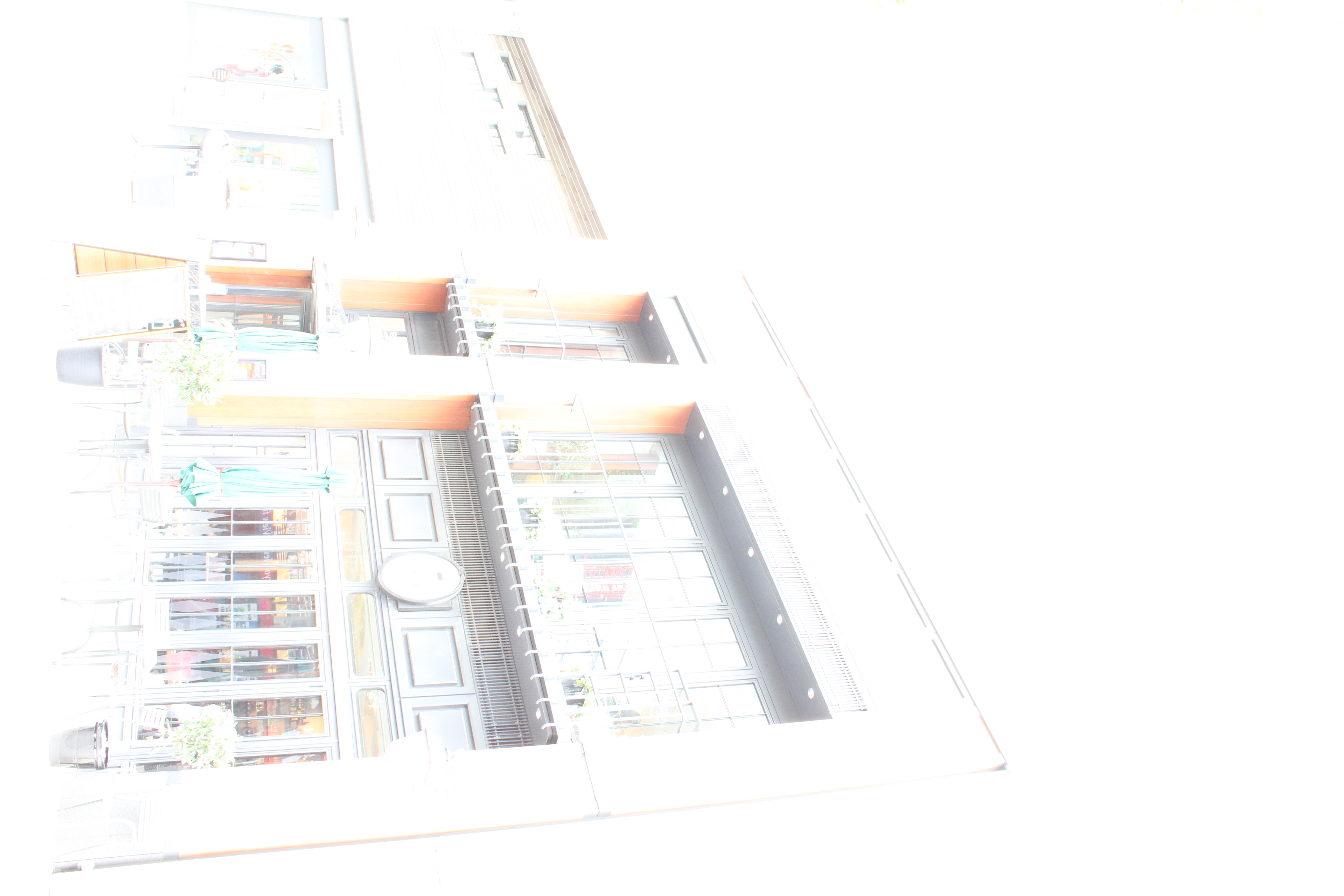 <b>シャドー部に色味があると、こんな感じに写る。これはこれでちょっとおもしろいかも<br>EOS Kiss X4 / EF-S 18-55mm F3.5-5.6 IS / 5,184×3,456 / 1/30秒 / F8 / 5EV / ISO1600 / WB：オート / 18mm</b>