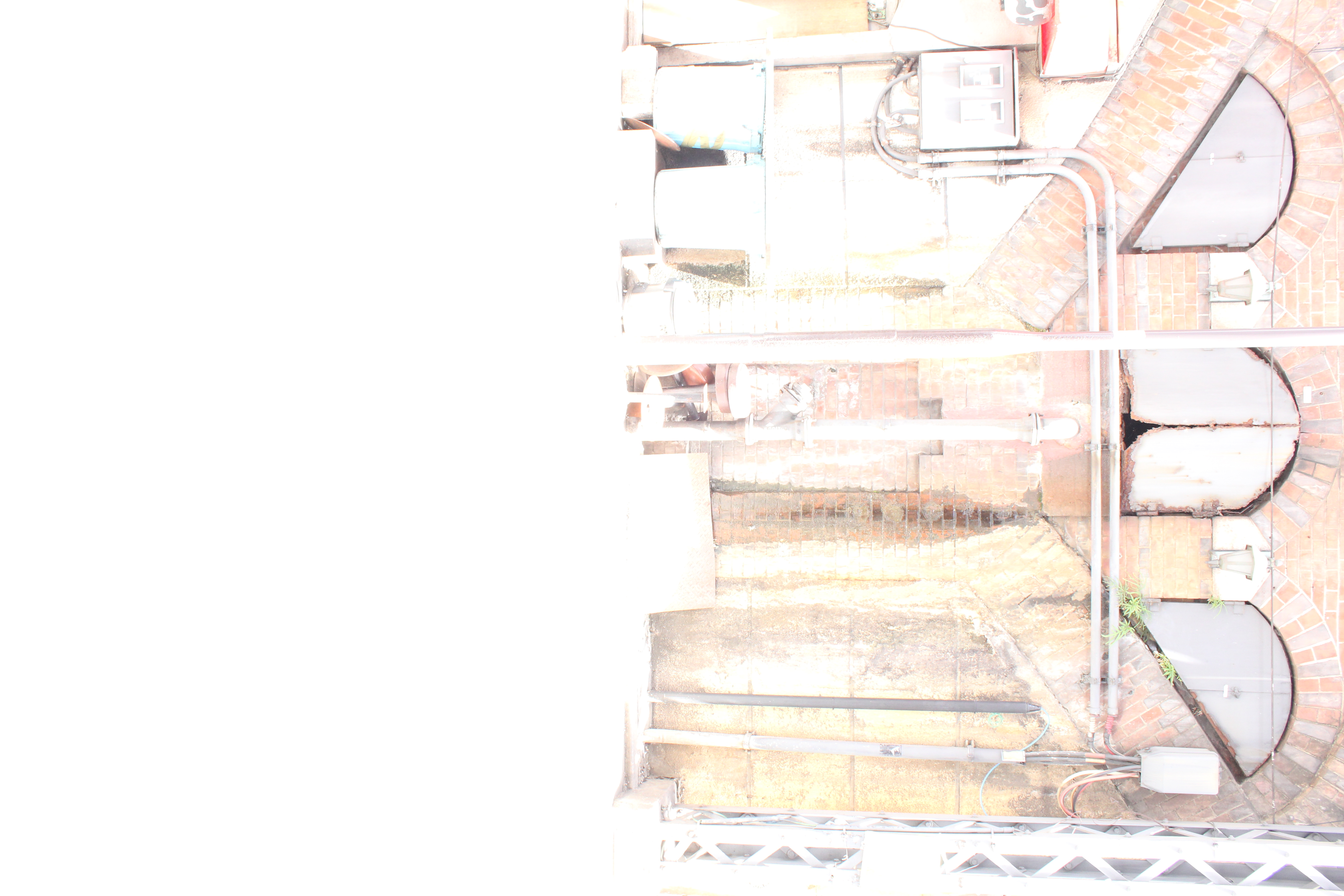 <b>JR有楽町駅近く。高架の下に飲食店が並んでいるブロックの少し外れたところ。レンガのオレンジ色が均一じゃないのがおもしろい<br>EOS Kiss X4 / EF-S 18-55mm F3.5-5.6 IS / 5,184×3,456 / 1/30秒 / F8 / 5EV / ISO1250 / WB：オート / 18mm</b>