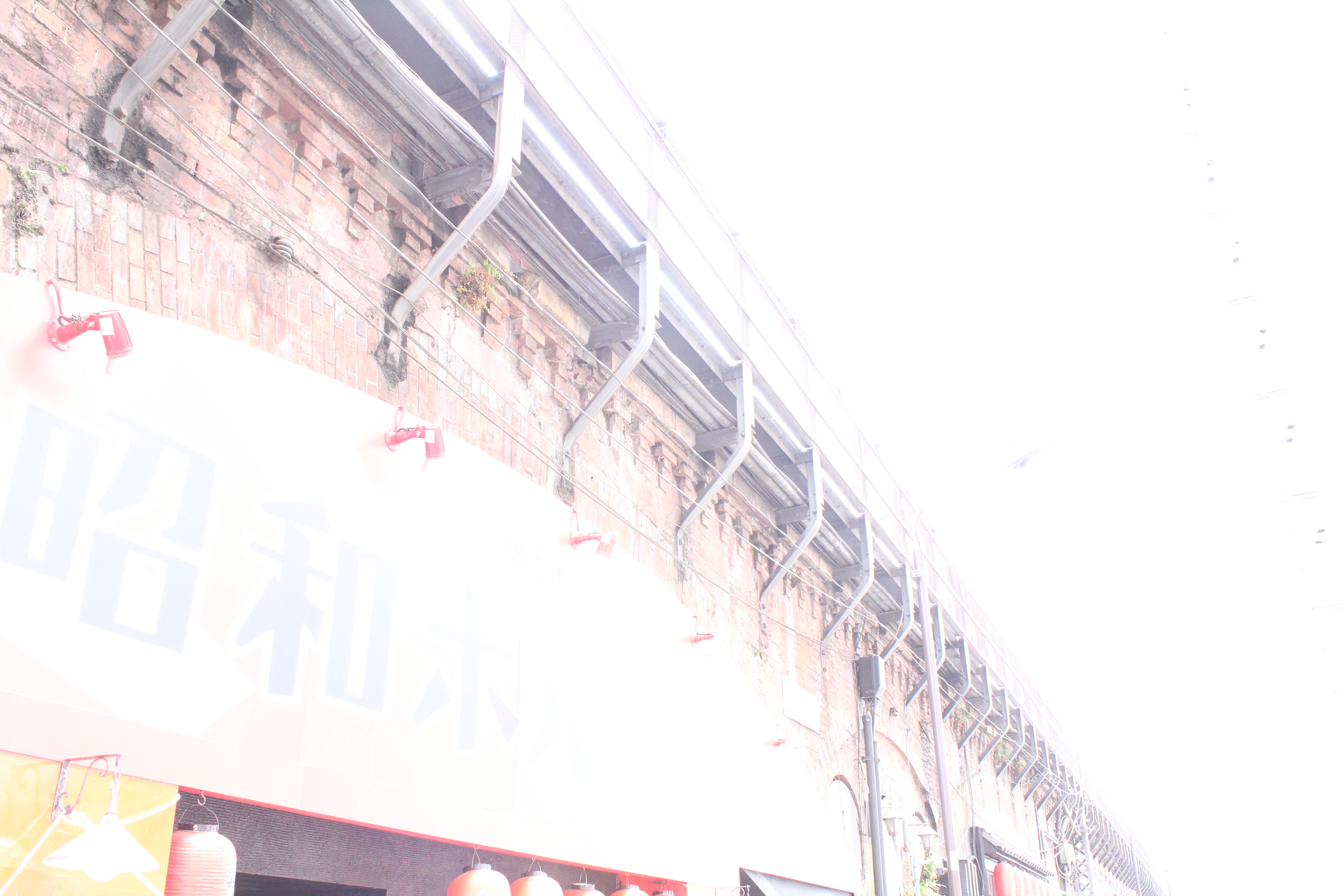 <b>読めるのは「昭和ホ」まで。さあ、何が食べられるお店でしょうか。って、クイズができそう<br>EOS Kiss X4 / EF-S 18-55mm F3.5-5.6 IS / 5,184×3,456 / 1/30秒 / F8 / 5EV / ISO2000 / WB：オート / 18mm</b>