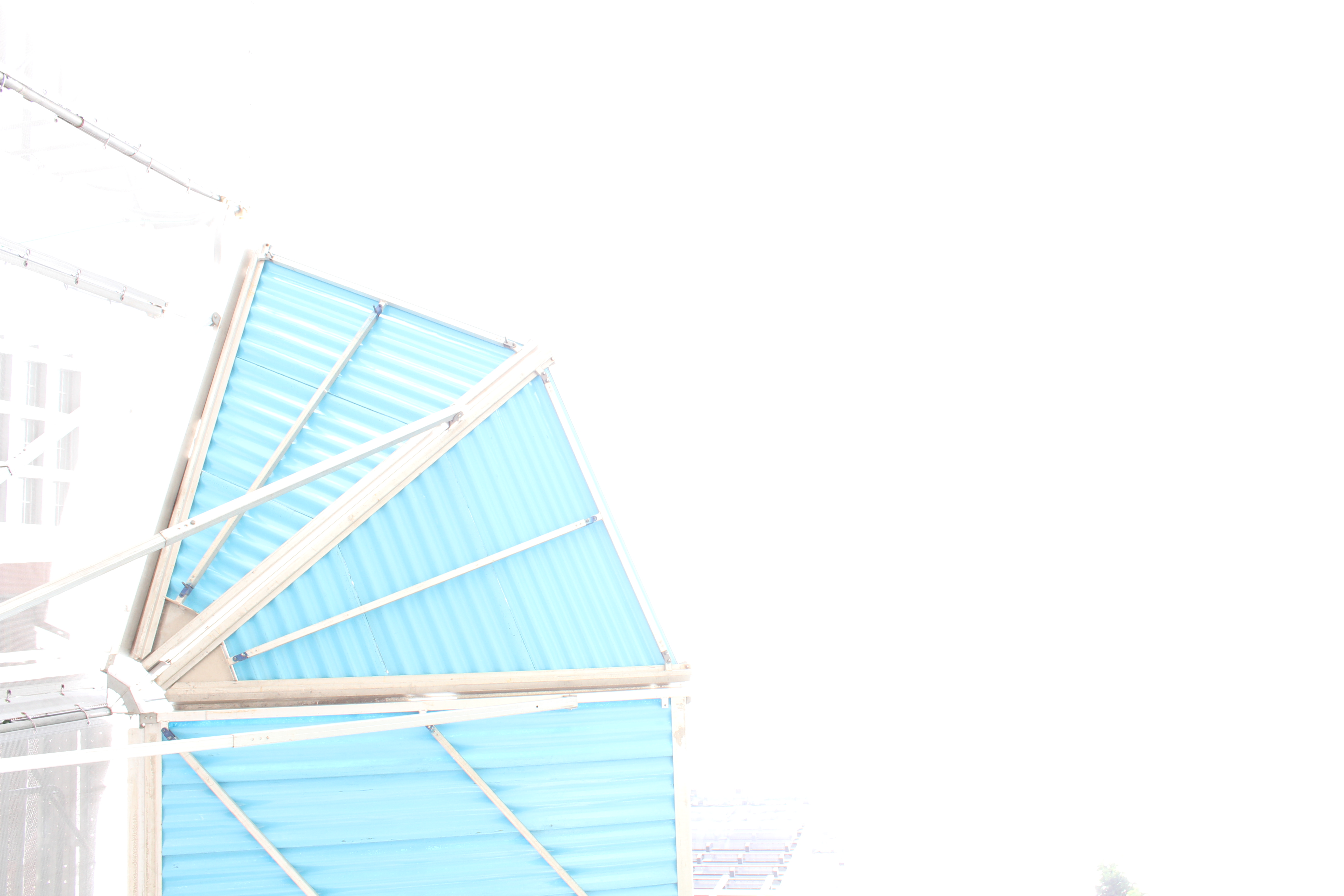 <b>ブルーのはこれはビル工事現場の落下物よけのひさし。どの部分がどんな色で残ってくれるかが読めるようになると、撮影が楽しくなってくる。少しだけね<br>EOS Kiss X4 / EF-S 18-55mm F3.5-5.6 IS / 5,184×3,456 / 1/40秒 / F8 / 5EV / ISO320 / WB：オート / 18mm</b>