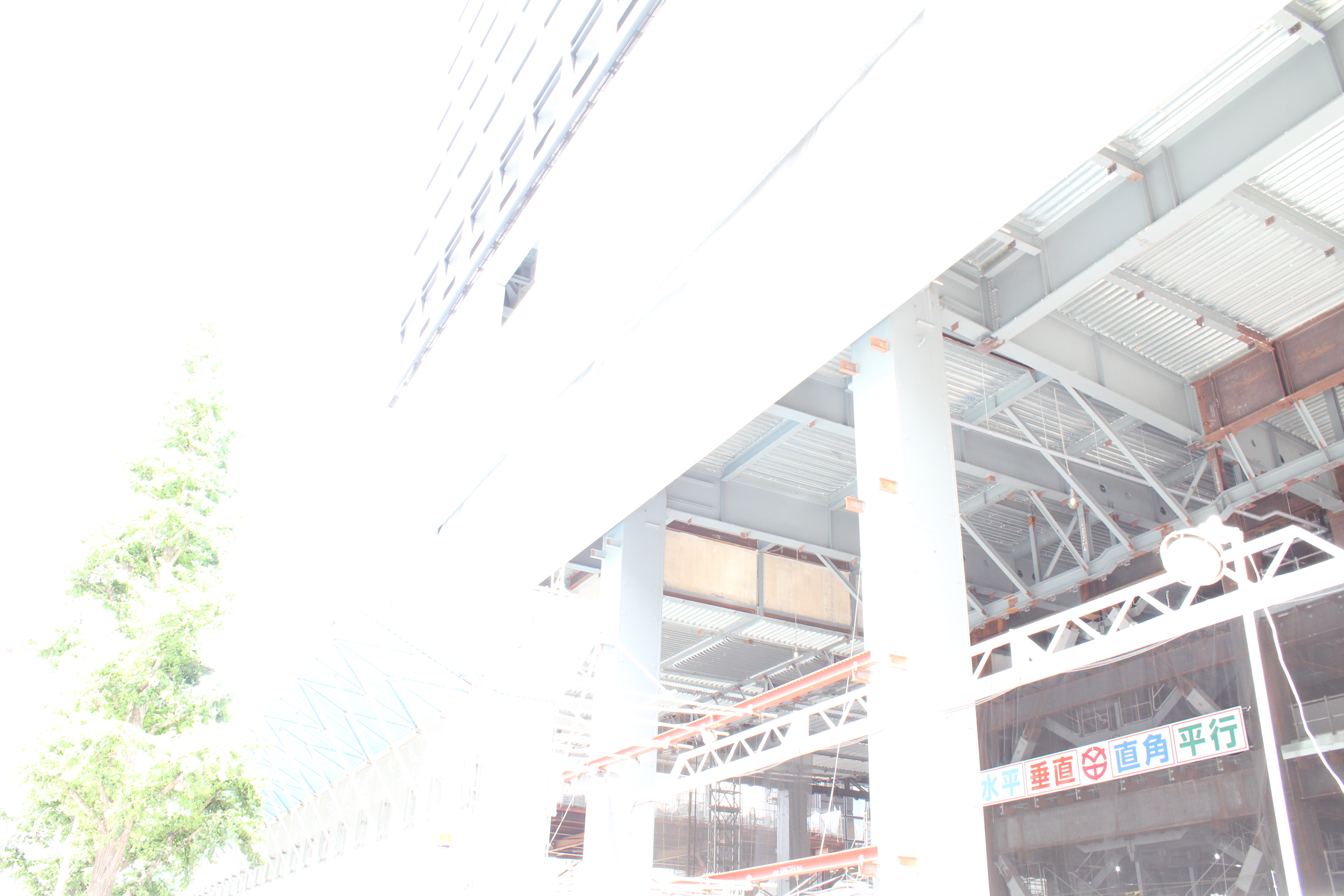 <b>ビル工事現場なんかはシャドー部がたっぷり。でも、シャドー部の面積を広くすると、画面全体が白飛びになってしまう<br>EOS Kiss X4 / EF-S 18-55mm F3.5-5.6 IS / 5,184×3,456 / 1/40秒 / F8 / 5EV / ISO800 / WB：オート / 18mm</b>