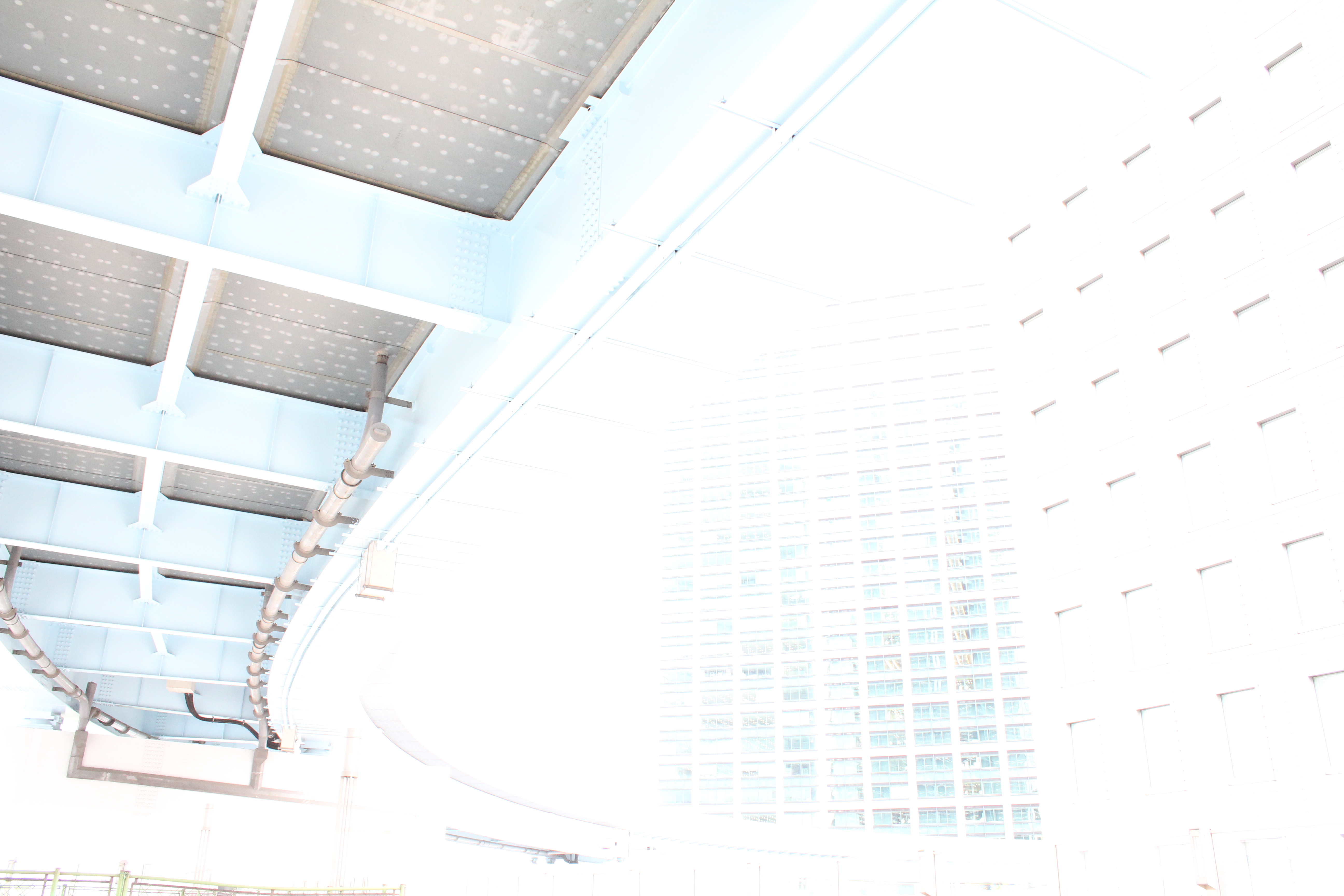 <b>「ゆりかもめ」の線路の下。天井部分の規則正しく並んだドットのパターンは何か意味があるんでしょうか<br>EOS Kiss X4 / EF-S 18-55mm F3.5-5.6 IS / 5,184×3,456 / 1/40秒 / F8 / 5EV / ISO2000 / WB：オート / 18mm</b>