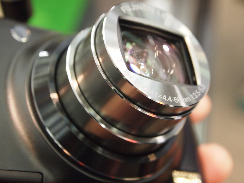 <b>レンズや操作ダイヤルの周囲にダイヤカットを施した</b>