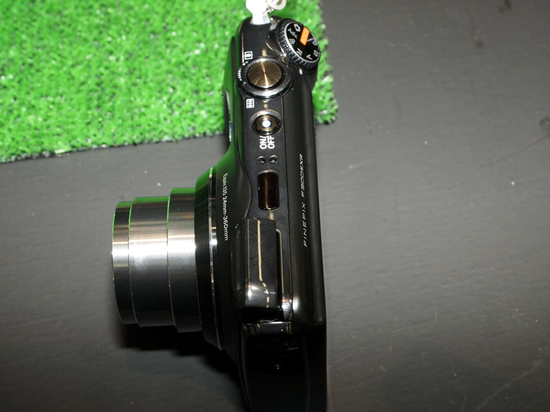 <b>厚さ22.9mmに光学15倍ズームレンズを搭載</b>