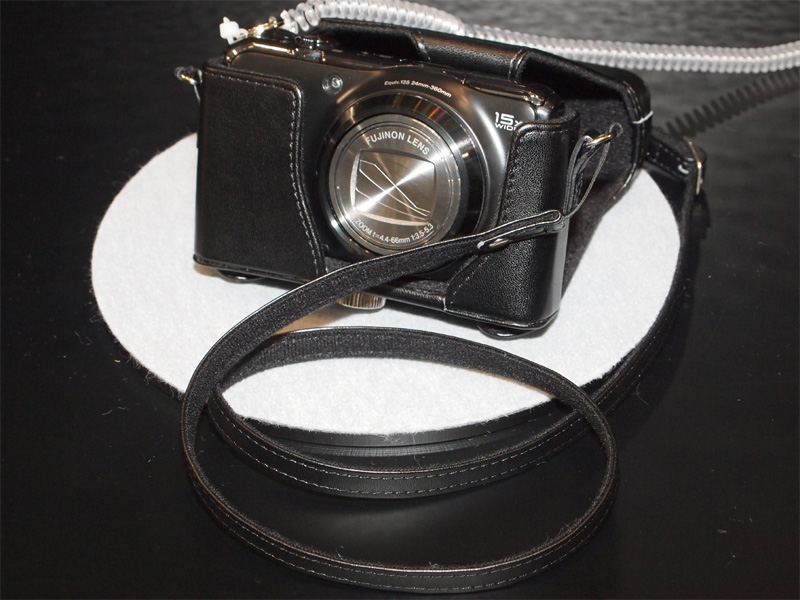 <b>FinePix F300EXRに純正ケース「SC-D20BK」（オープンプライス）を装着</b>