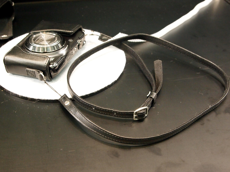 <b>長さ調節可能なストラップが付属する</b>