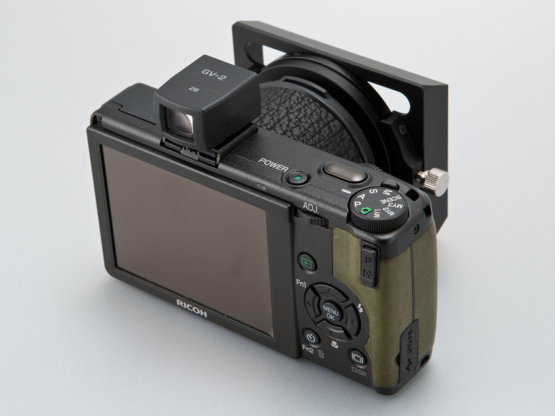 <b>グリップカスタマイズは背面もレザーに交換する。ていねいな仕上げが印象的だ</b>