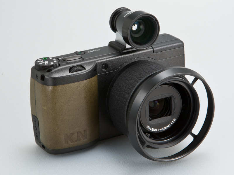 <b>グリップカスタマイズは刻印サービスを用意している。グリップ下部にイニシャルなどを刻印できる</b>