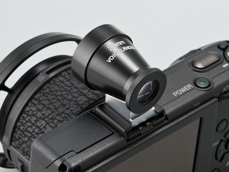 <b>コシナの丸型28mmファインダーは、GRDカスタマイズの定番アイテムだ。価格は2万4,500円</b>