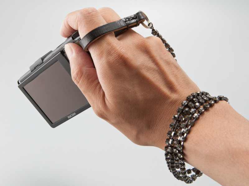 <b>チェーンやレザーロープを手首に巻き付けて使用する。ブレスレット風の見え方が新鮮だ</b>