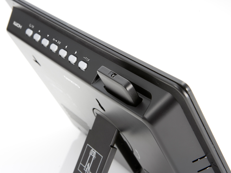 <b>リモコンは本体上部に収納可能</b>