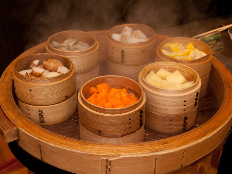 <b>地場野菜のヒバの香蒸し</b>