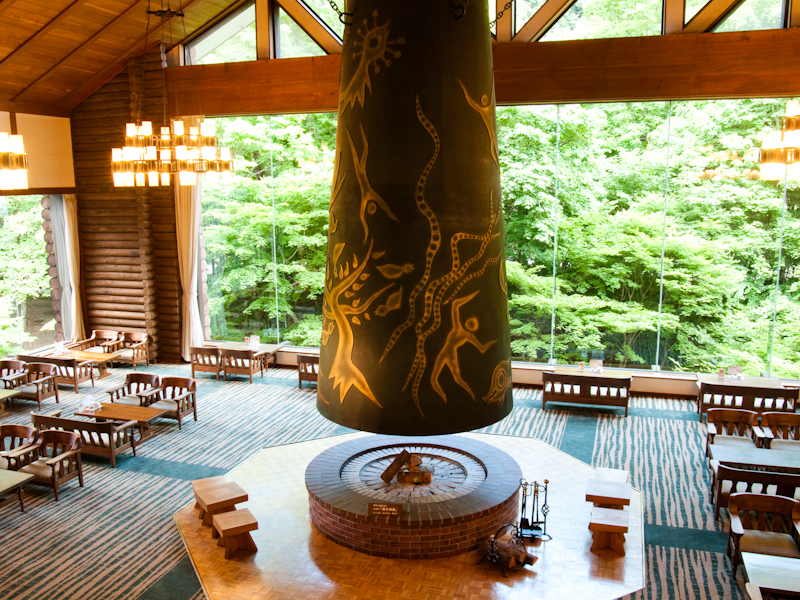 <b>ラウンジ「森の神話」</b>