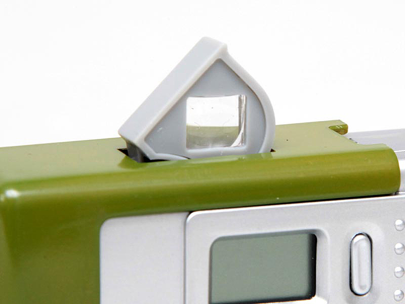 <b>スライドさせるとファインダーがポップアップする。ファインダーの範囲と実際に写る範囲にはずれがあるので目安として使いたい</b>