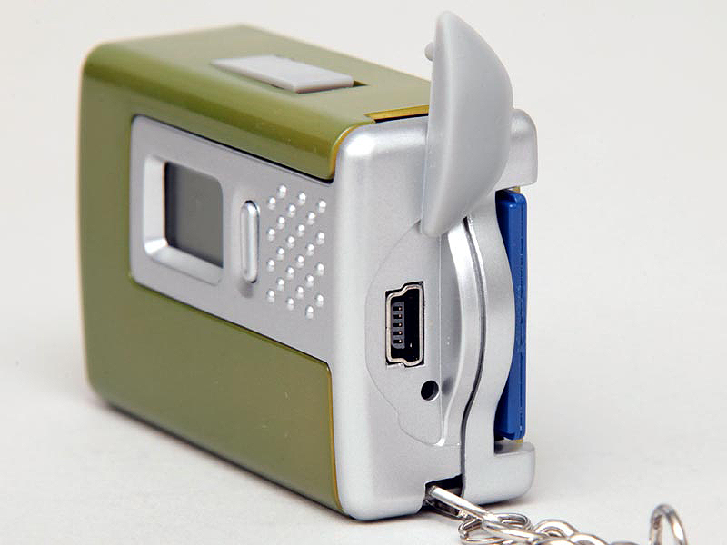 <b>側面にはUSB端子も装備。PCへの画像転送などができる</b>