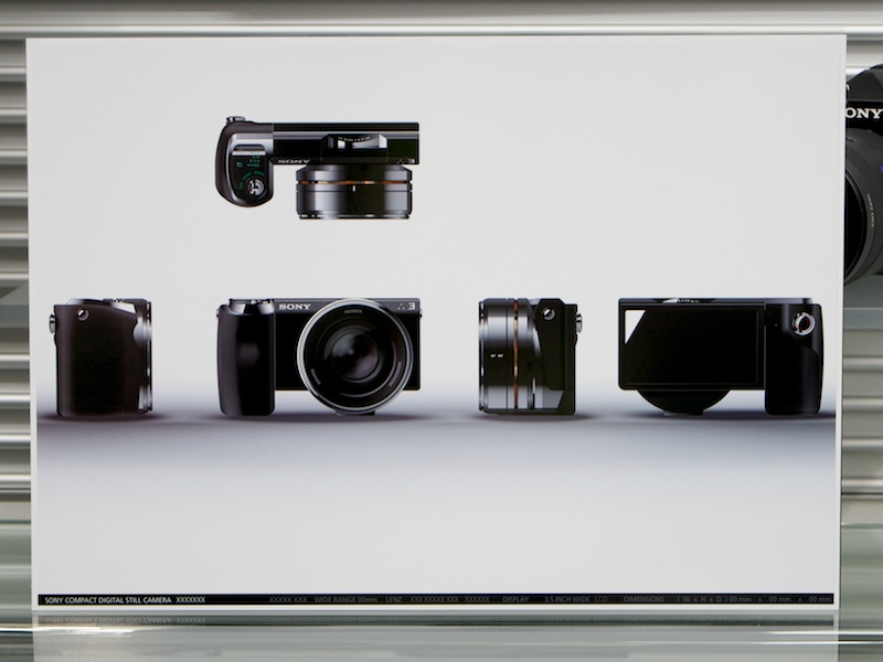 <b>デザイン案のひとつ。レンズ径がボディからはみ出すNEX-5の現在のスタイリングに近い</b>