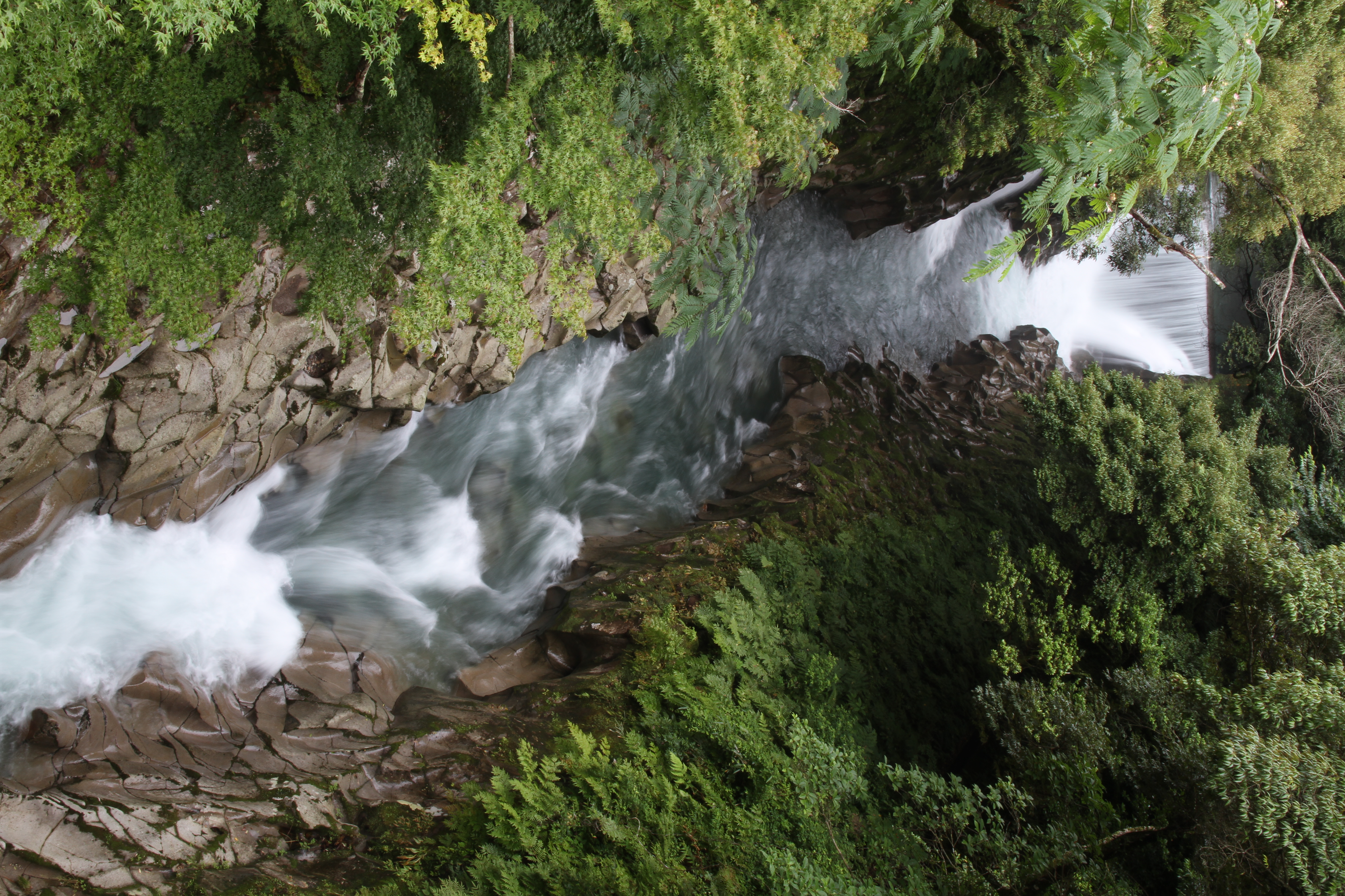 <b>EOS 7D / 17-50mm F2.8 EX DC OS HSM / 約8.3MB / 3456x5184 / 1/4秒 / F16 / -0.7EV / ISO100 / WB:オート / 25mm</b>