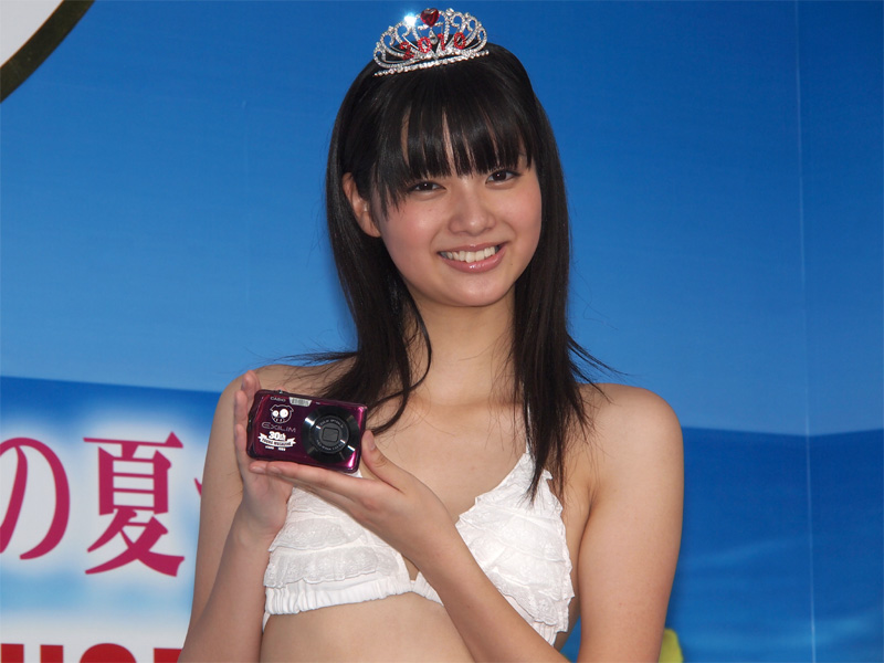 <b>「ミスマガジン2010×EXILIM」を手にするグランプリの新川優愛さん</b>