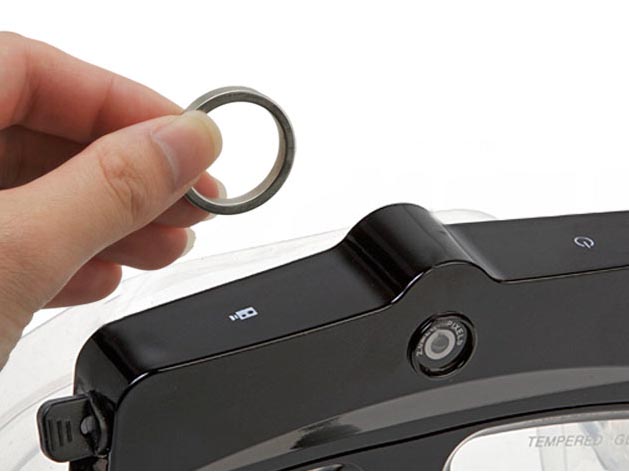 <b>マジカルリングを録画・撮影センサーにかざしているところ</b>