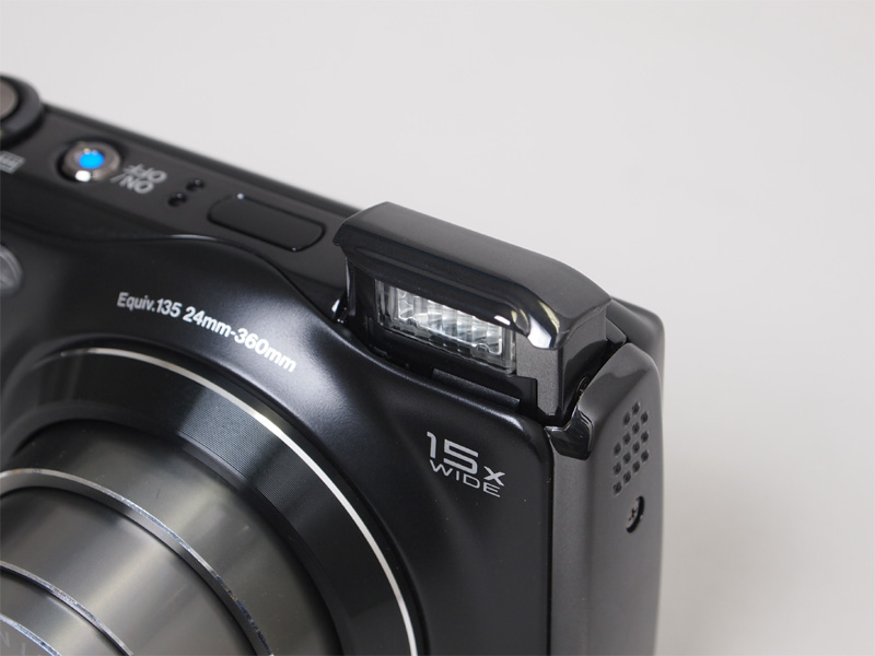 <b>電源オンに連動してストロボがポップアップする</b>