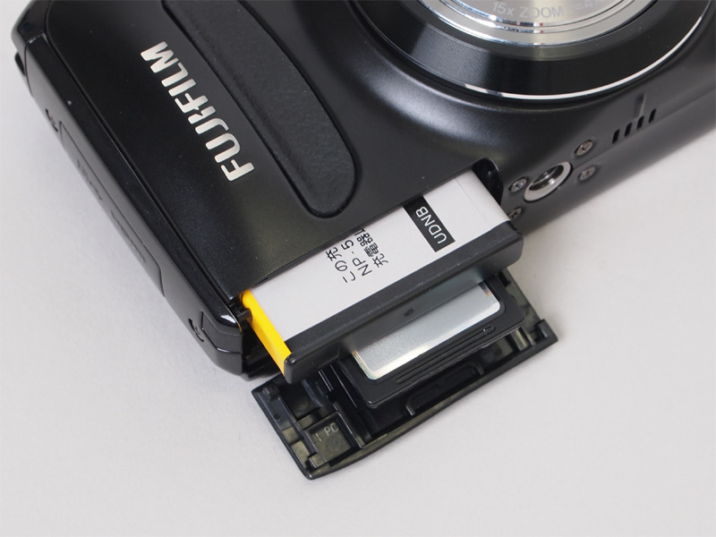 <b>バッテリーとメモリーカードの挿入部</b>