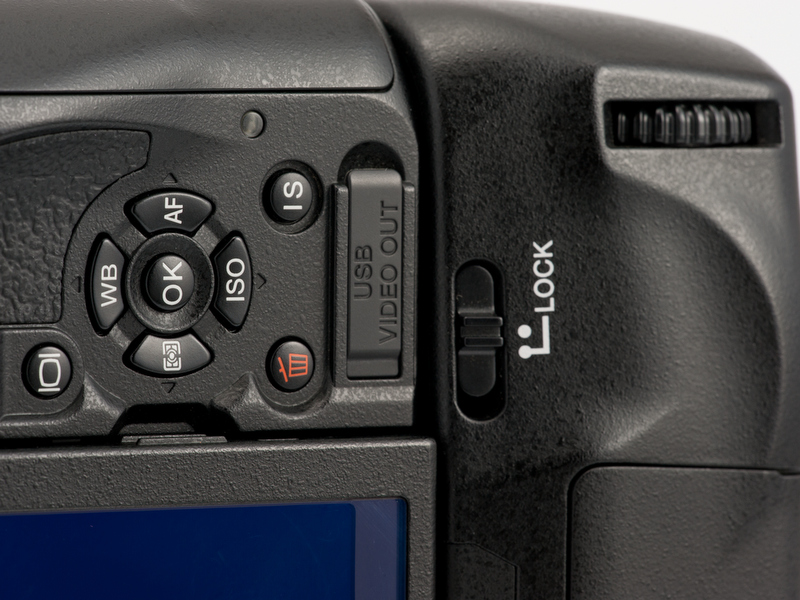 <b>筆者は手が大きいので「OK」ボタンやライブビューボタンにも指がとどくけど、手の小さめの方だとちょっと不便。というか難しいかも</b>