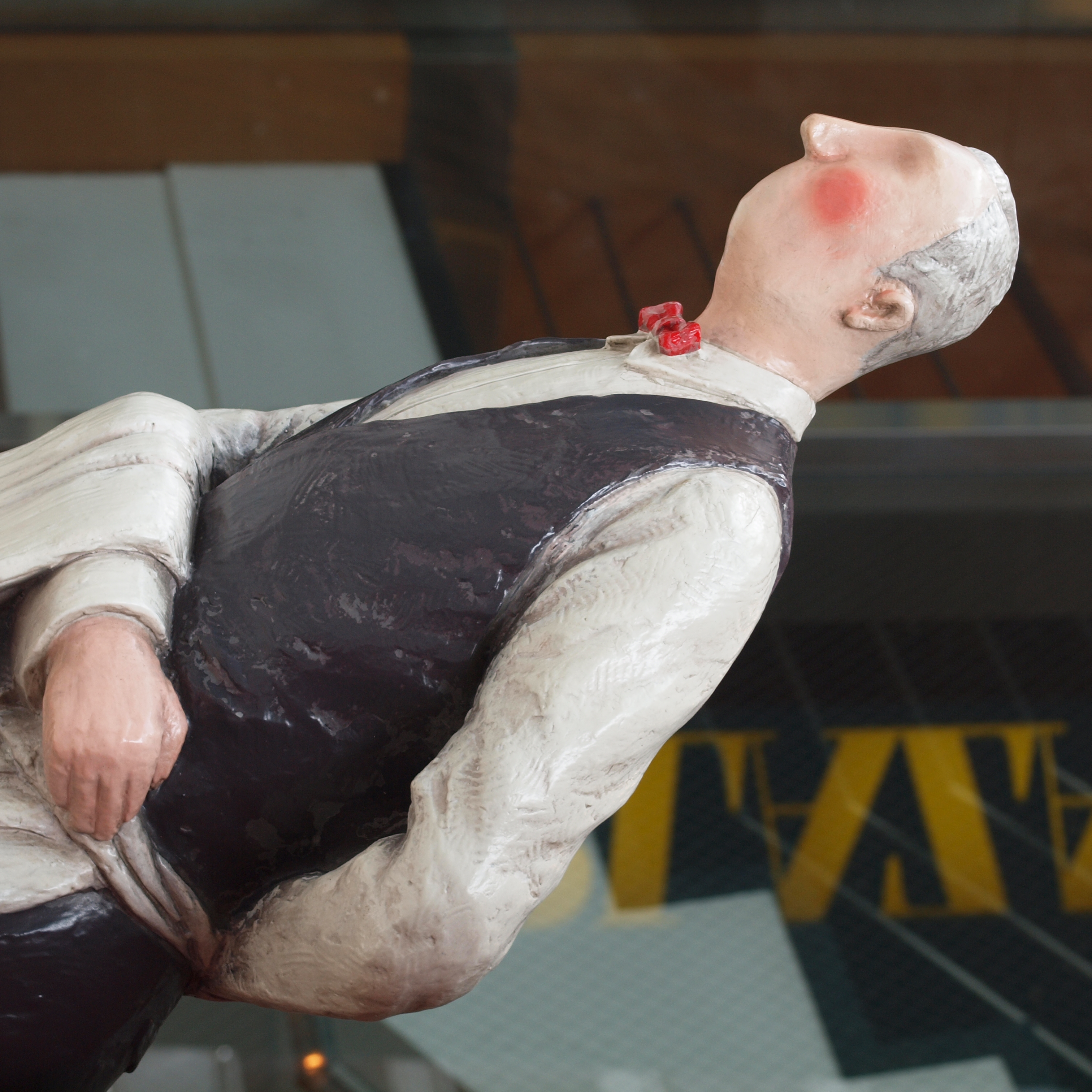 <b>お辞儀をするウエイター。F8まで絞っていたのを忘れて撮ったらシャッター速度が1/25秒。手ブレ補正機構のおかげです<br>E-620 / ZUIKO DIGITAL ED 50mm F2 Macro / 3,024×3,024 / 1/25秒 / F8 / 0EV / ISO200 / WB:太陽光</b>