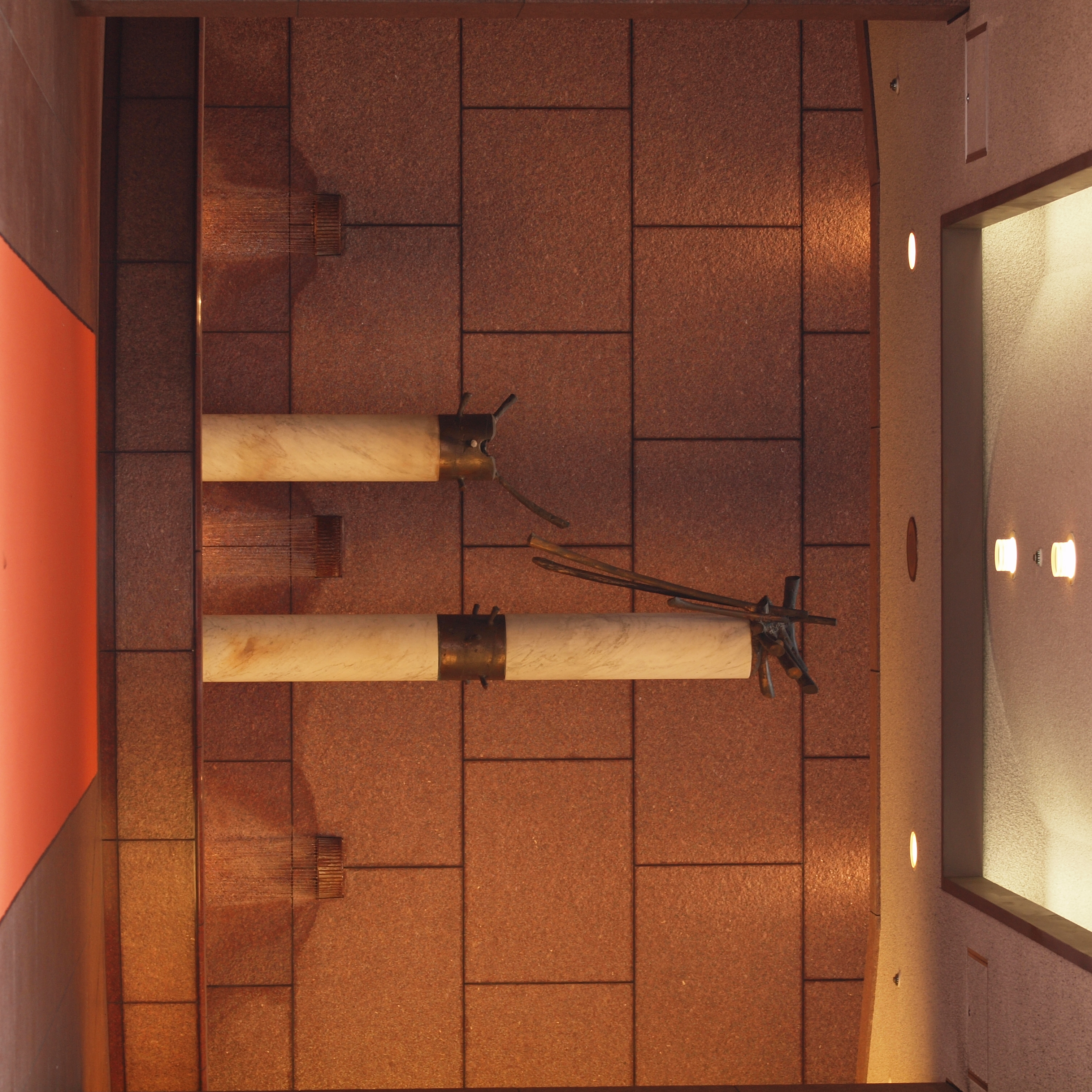 <b>縦吊りにしたカメラを首にかけて、ストラップをピンと張った状態にするとカメラを安定させやすい。中判カメラでよく使う手法<br>E-620 / ZUIKO DIGITAL ED 50mm F2 Macro / 3,024×3,024 / 1/30秒 / F4 / 0EV / ISO200 / WB:太陽光</b>