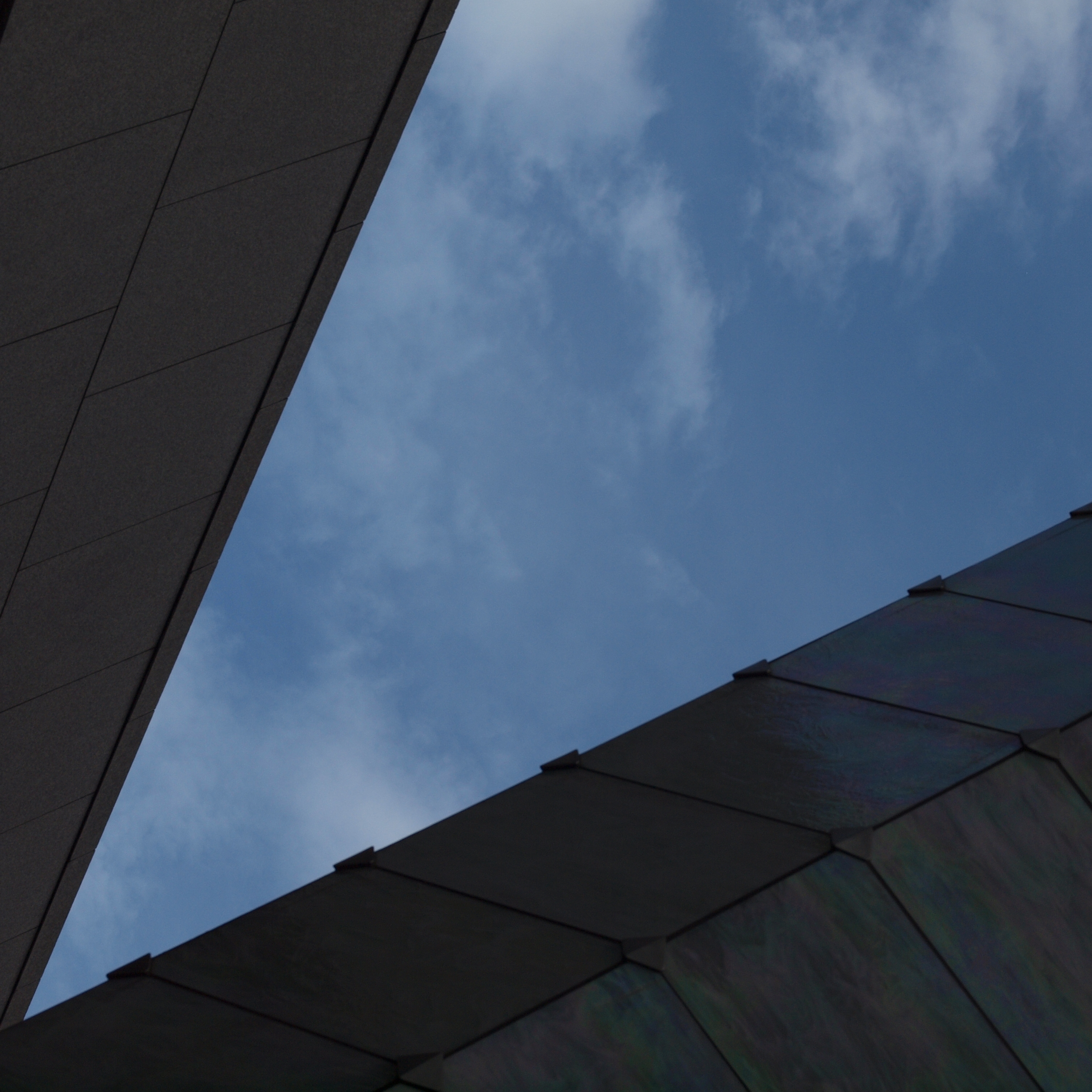 <b>雲は多いけど、梅雨明け間近という感じの空。もう少しコントラストが欲しかった気もする<br>E-620 / ZUIKO DIGITAL ED 50mm F2 Macro / 3,024×3,024 / 1/800秒 / F8 / -0.7EV / ISO200 / WB:太陽光</b>