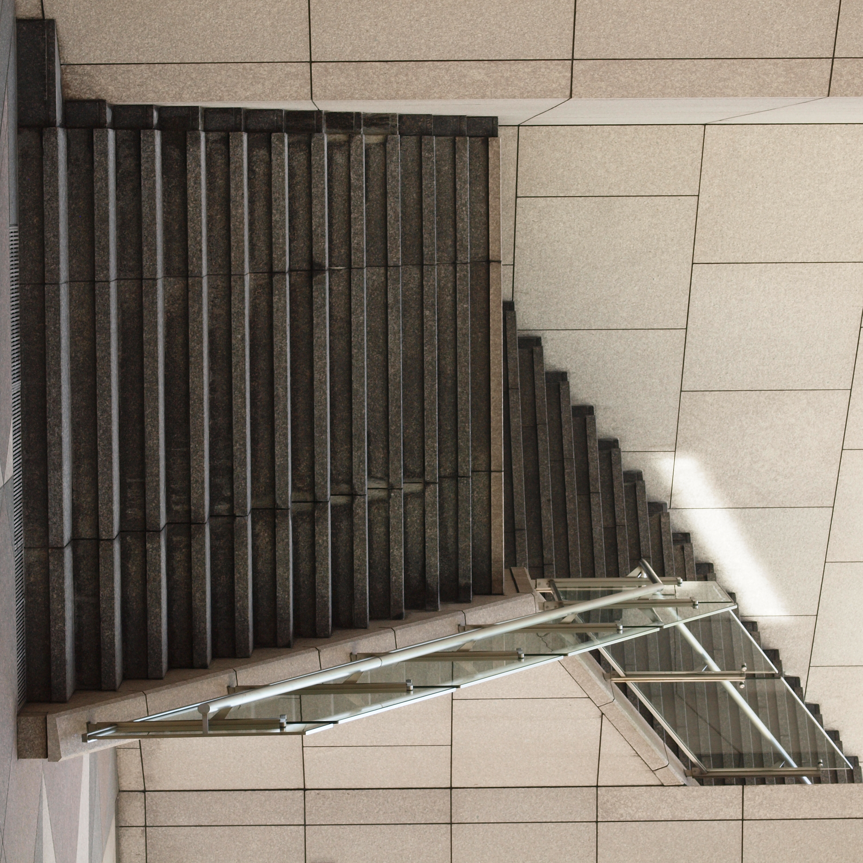 <b>取り立てて目を引くところがあったわけじゃないけれど、正方形画面にちょうどはまりそうな感じがしてレンズを向けてみた<br>E-620 / ZUIKO DIGITAL ED 50mm F2 Macro / 3,024×3,024 / 1/40秒 / F8 / -0.3EV / ISO400 / WB:太陽光</b>