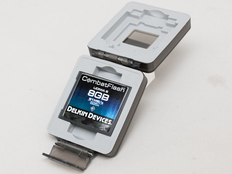 <b>ケース内部を弾力性のある素材でシーリングしている</b>