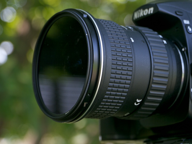 <b>トキナーAT-X 116 PRO DXに装着。レンズ先端の薄いローレット部周辺がPRO1DサーキュラーPLスーパースリムになる</b>