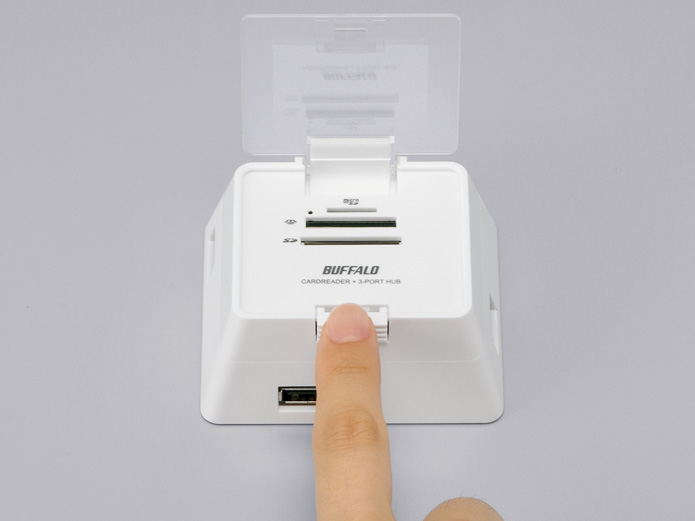 <b>ホコリの侵入を防ぐカバーを備える</b>