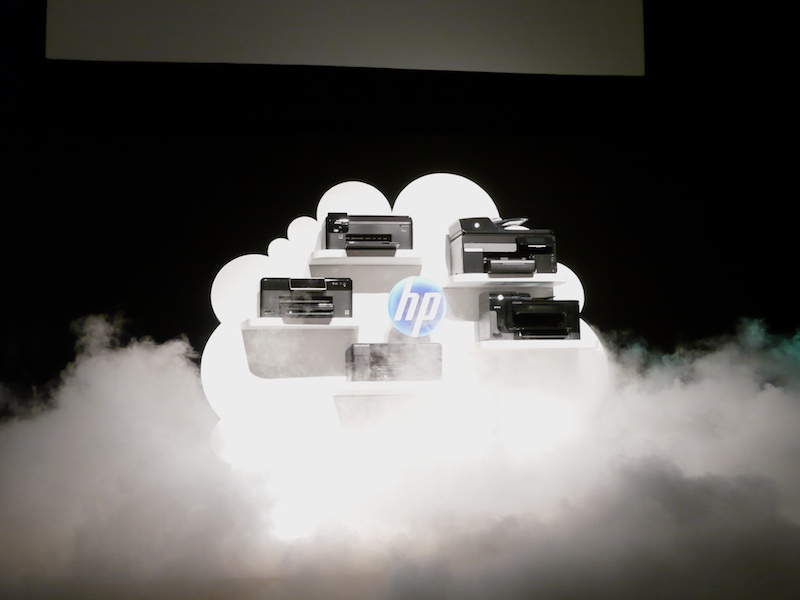 <b>クラウドを意識したと思われる雲の中、新ラインナップが登場した</b>