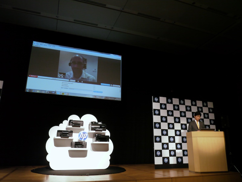 <b>シンガポールから送信したデータをプリントするデモを実施</b>