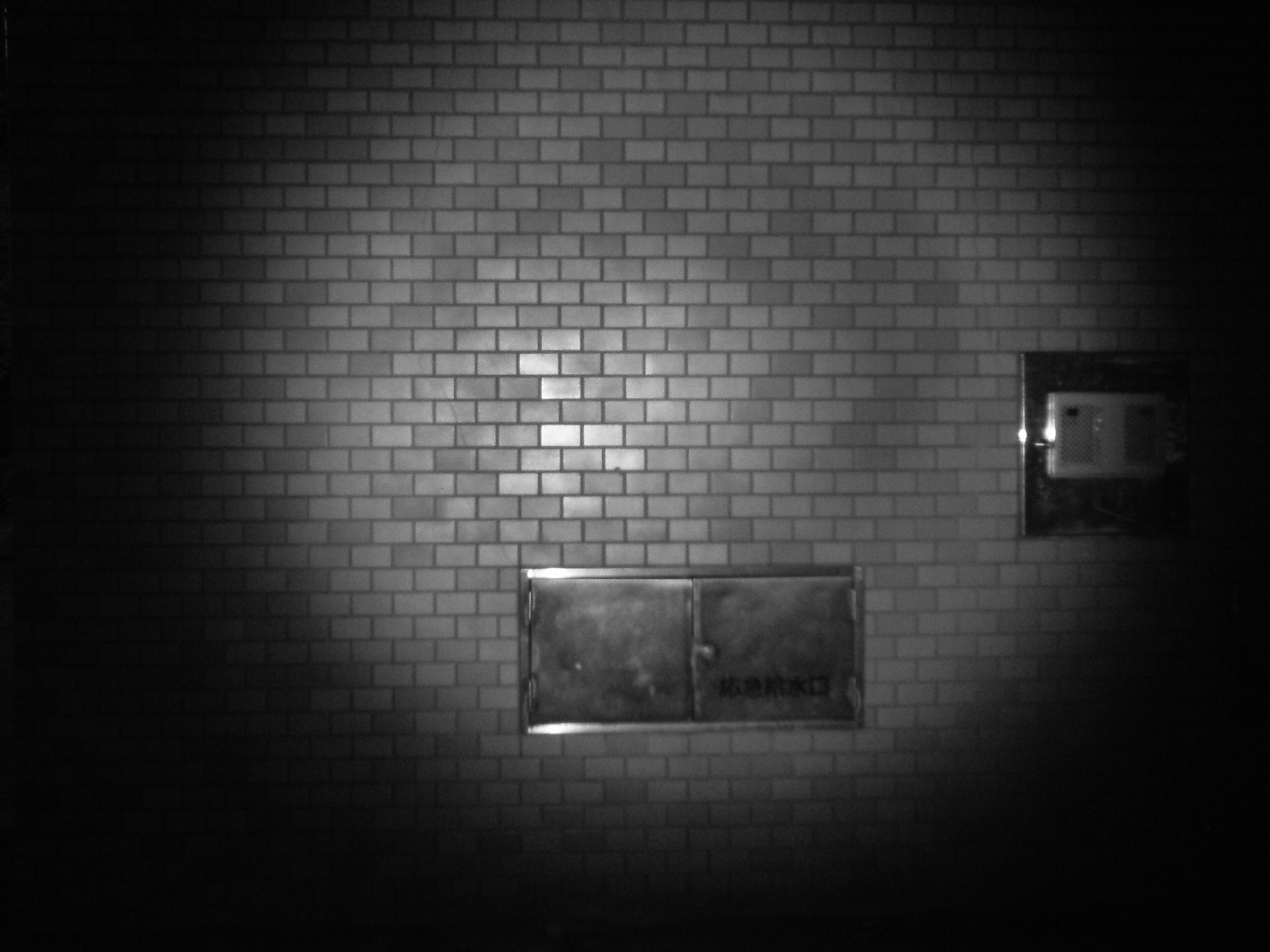 <b>赤外線ランプの配光を見るため、約5m先の壁を撮影した。ほぼ中央を丸く照らす<br>EZ Digital F537IR / 2,592×1,944 / 1/3秒 / F3.2 / 0EV / ISO83 / WB:オート / 5mm</b>