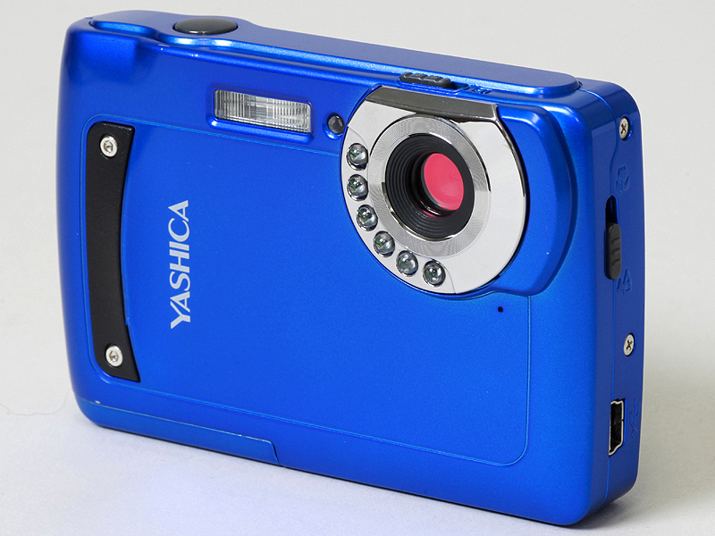 <b>大きさは一般的な薄型デジタルカメラと同様だ</b>