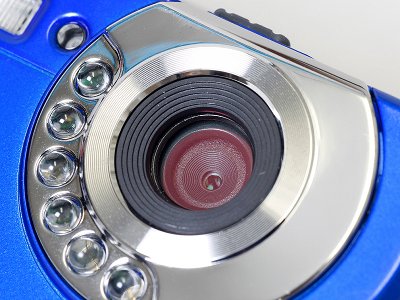 <b>通常撮影時（左）は赤外線カットフィルターがあるが、赤外線撮影（ナイトショット）モード（右）にすると外れる</b>