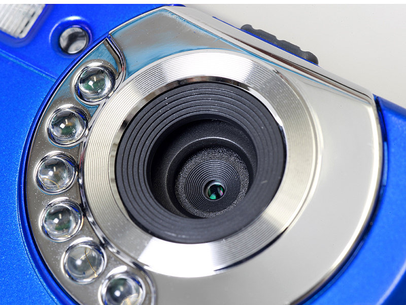 <b>通常撮影時（左）は赤外線カットフィルターがあるが、赤外線撮影（ナイトショット）モード（右）にすると外れる</b>