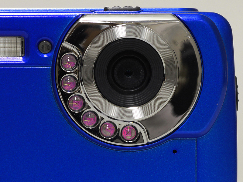 <b>赤外線撮影時はレンズ周りの赤外線ランプが点灯する。肉眼では、ほのかに赤く光るのがやっとわかる程度だ</b>