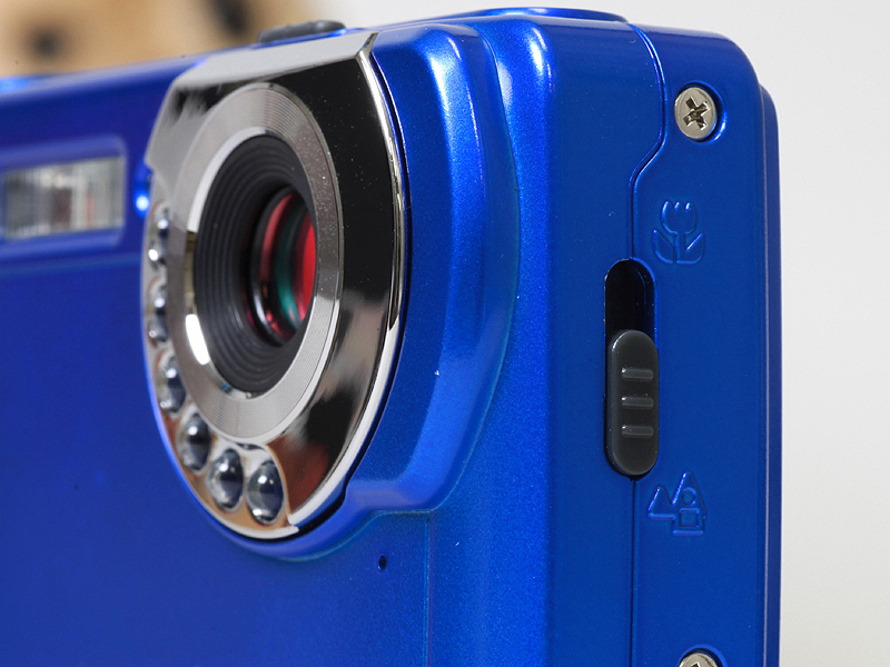 <b>ピントは側面のスイッチで切替える。最短撮影距離は1.2mだが、マクロモードにすると約20cmまで接近できる</b>