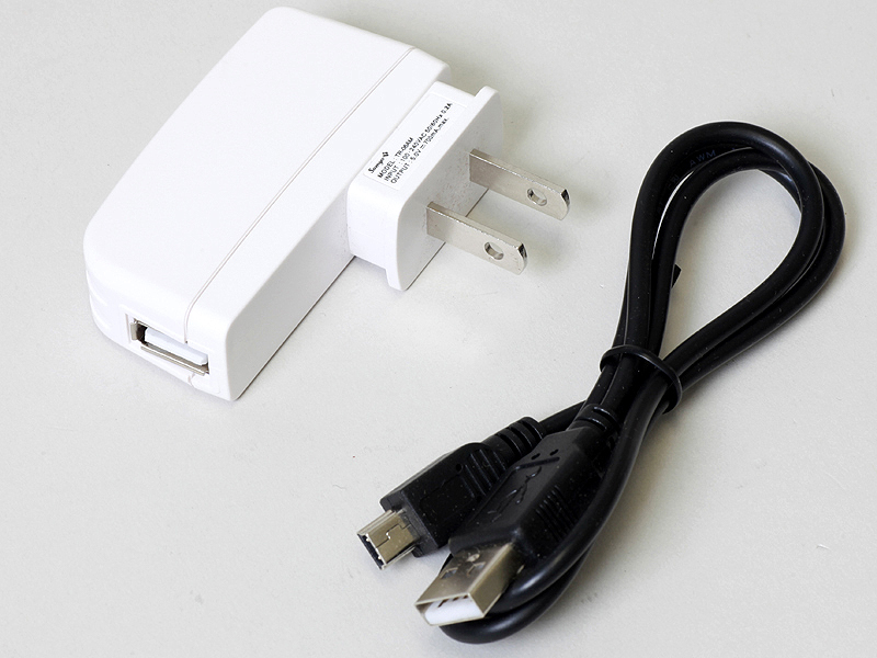 <b>充電は本体充電。PCのUSBコネクタでも充電できる</b>