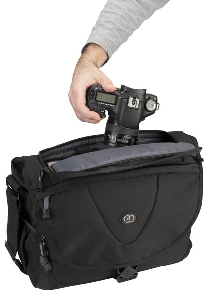 <b>トップカバーを開けずに機材をとり出せる</b>